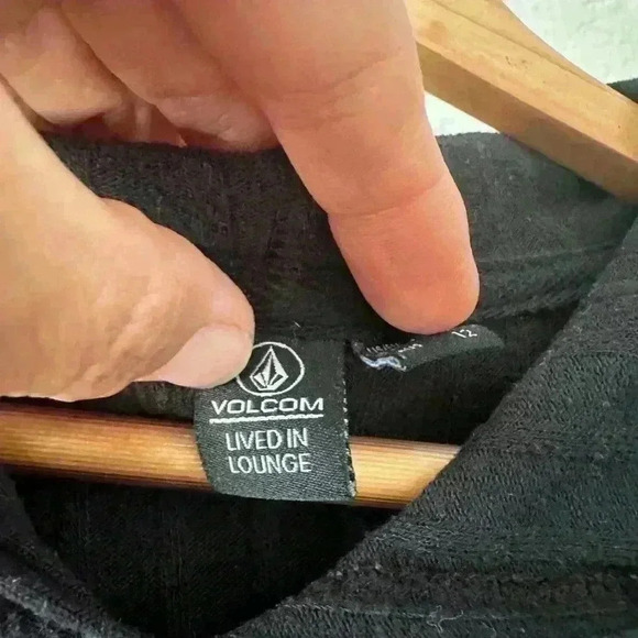 Volcom Black Hooded short sleeve shirt Size Medium Stylish & Comfy Summer layer - Picture 4 of 7